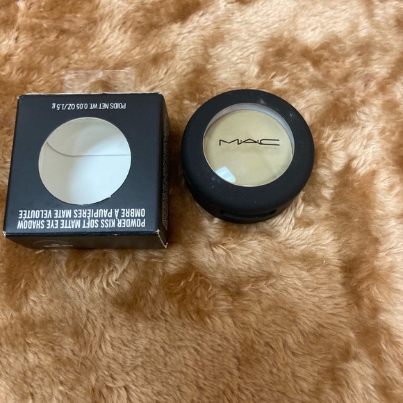 MAC POWDER KISS SOFT MATTE EYE SHADOW IN PRE-SUEDE ME - Picture 5 of 6